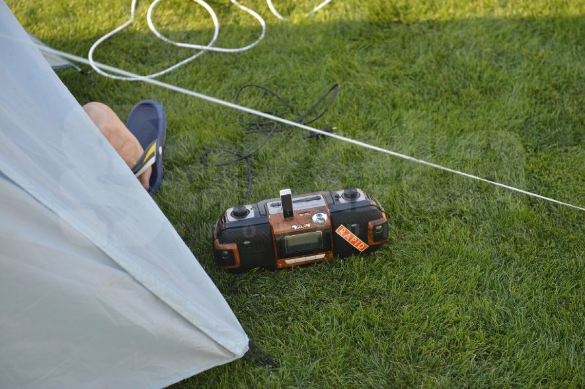 FOTO Imagini antologice » Cu corturile pe gazon! A început greva foamei pe Giuleşti: "Dormim şi cîteva luni aici"