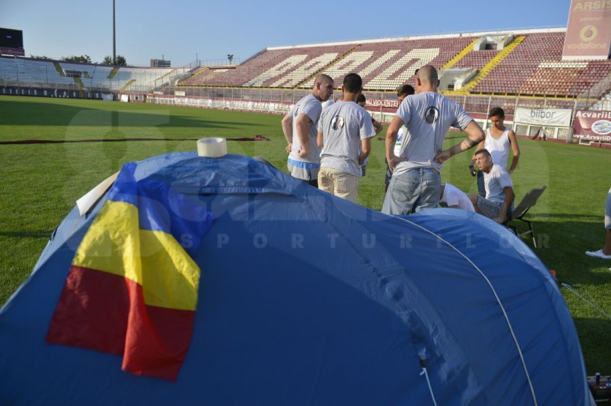 FOTO Imagini antologice » Cu corturile pe gazon! A început greva foamei pe Giuleşti: "Dormim şi cîteva luni aici"