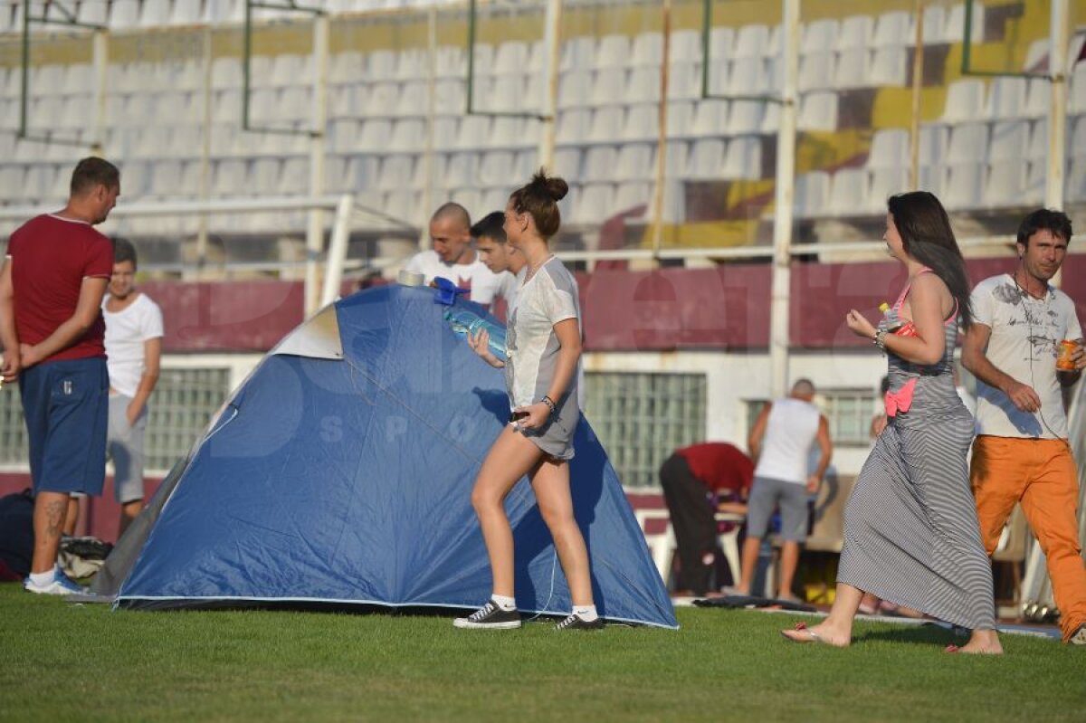 FOTO Imagini antologice » Cu corturile pe gazon! A început greva foamei pe Giuleşti: "Dormim şi cîteva luni aici"