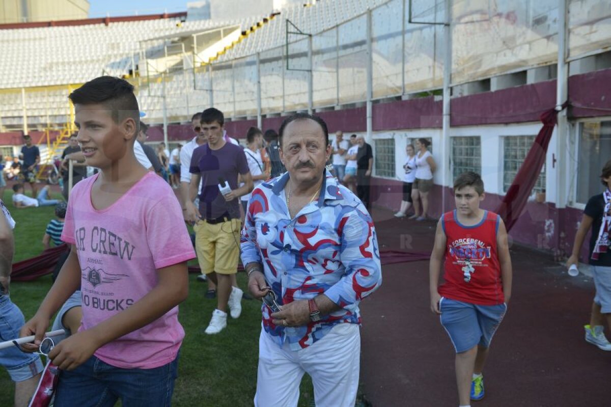 FOTO Imagini antologice » Cu corturile pe gazon! A început greva foamei pe Giuleşti: "Dormim şi cîteva luni aici"