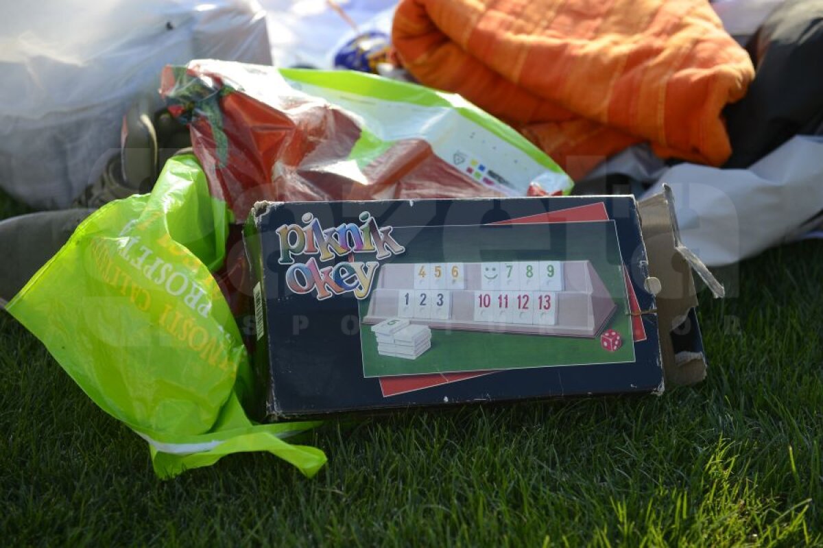 FOTO Imagini antologice » Cu corturile pe gazon! A început greva foamei pe Giuleşti: "Dormim şi cîteva luni aici"