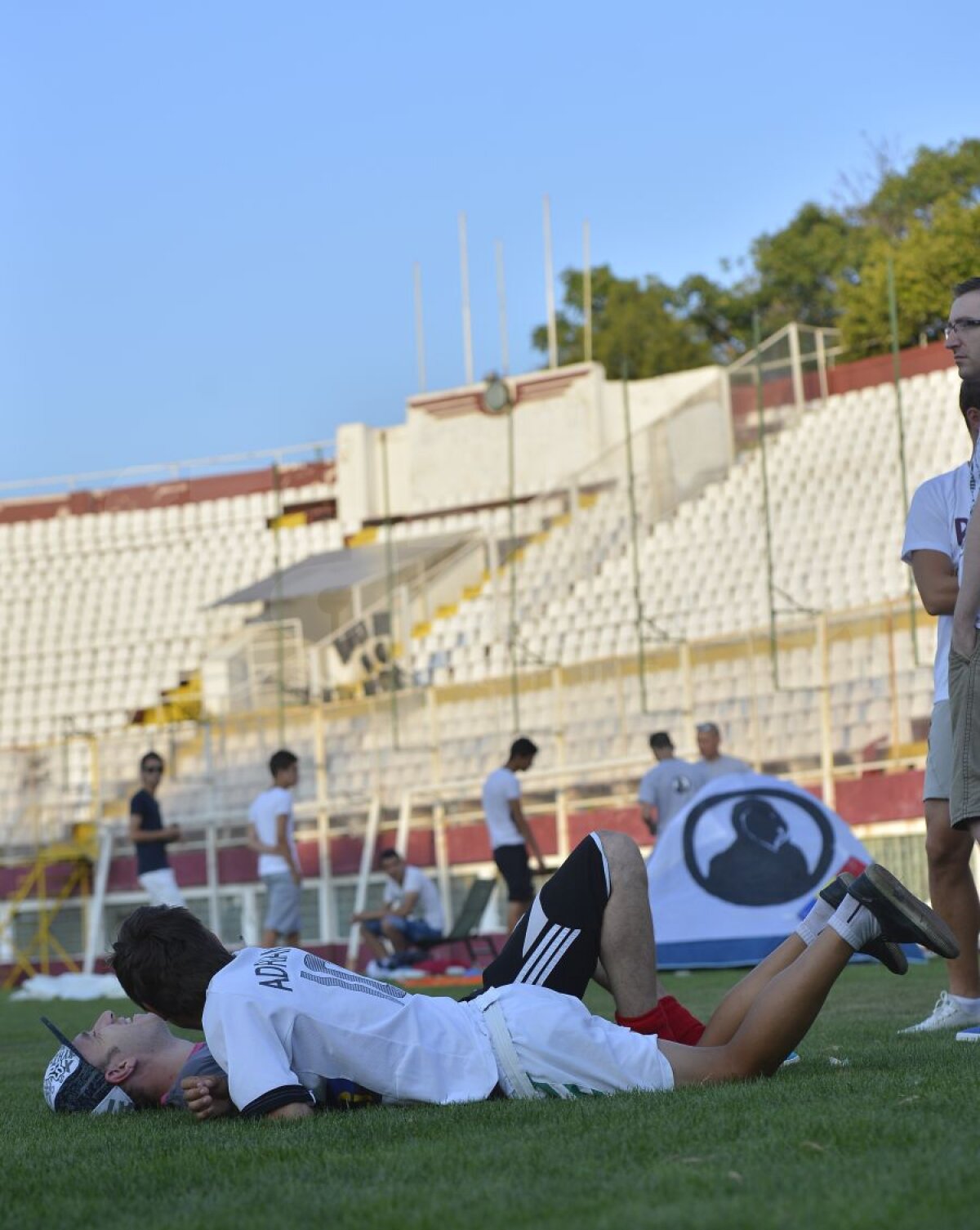 FOTO Imagini antologice » Cu corturile pe gazon! A început greva foamei pe Giuleşti: "Dormim şi cîteva luni aici"
