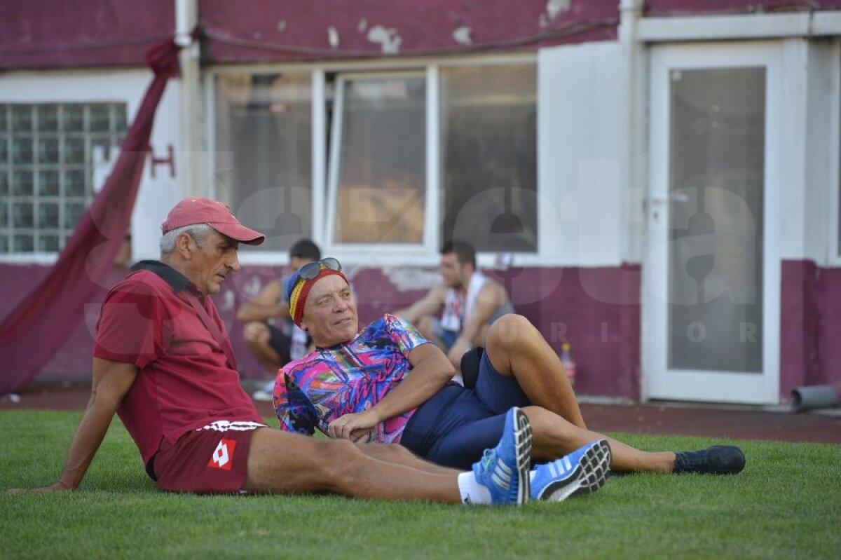 FOTO Imagini antologice » Cu corturile pe gazon! A început greva foamei pe Giuleşti: "Dormim şi cîteva luni aici"