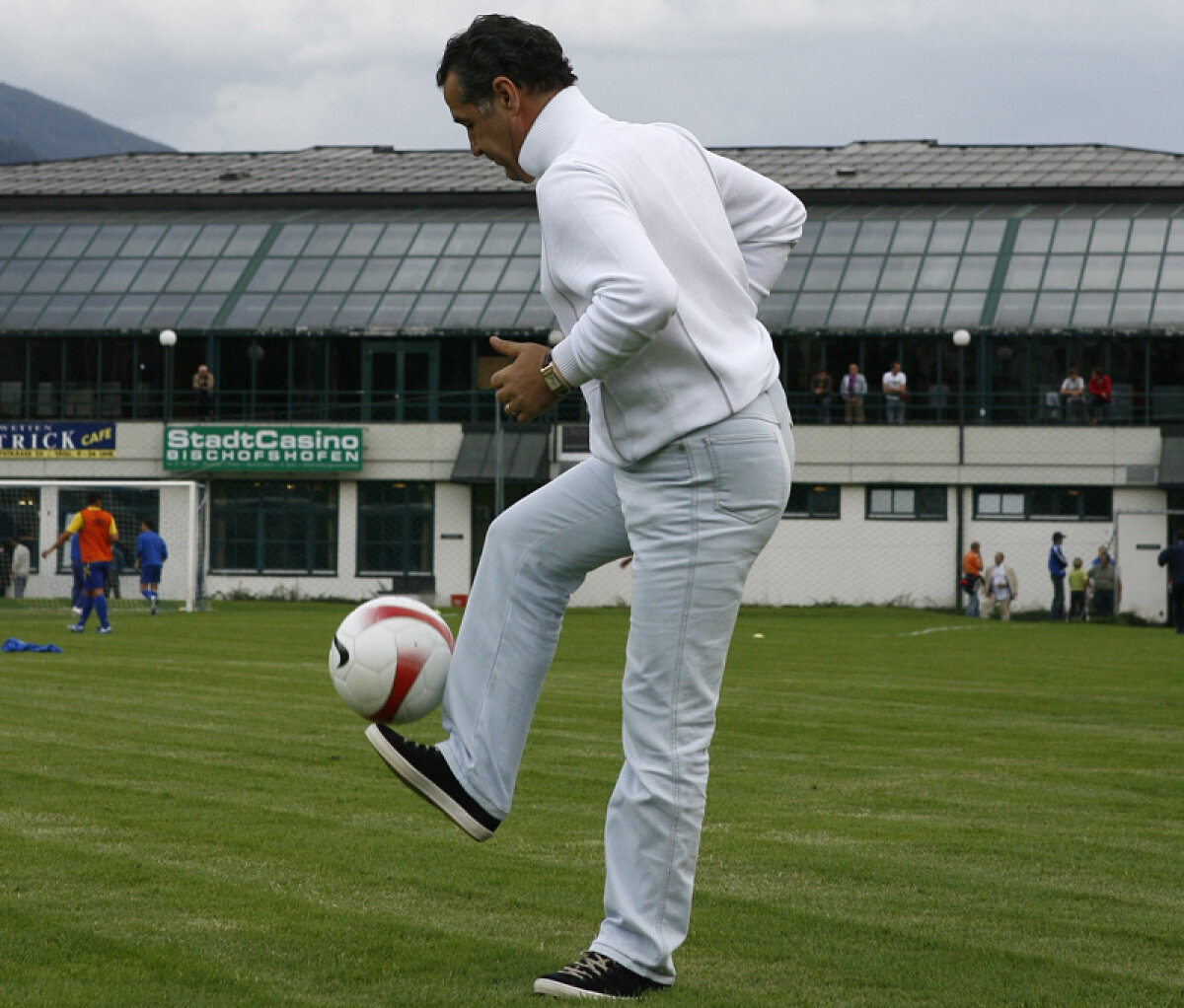 FOTO Golgeterul cu numărul 9 » Dinamovistul Negoiţă are 1-0 în faţa stelistului Becali în duelul patronilor