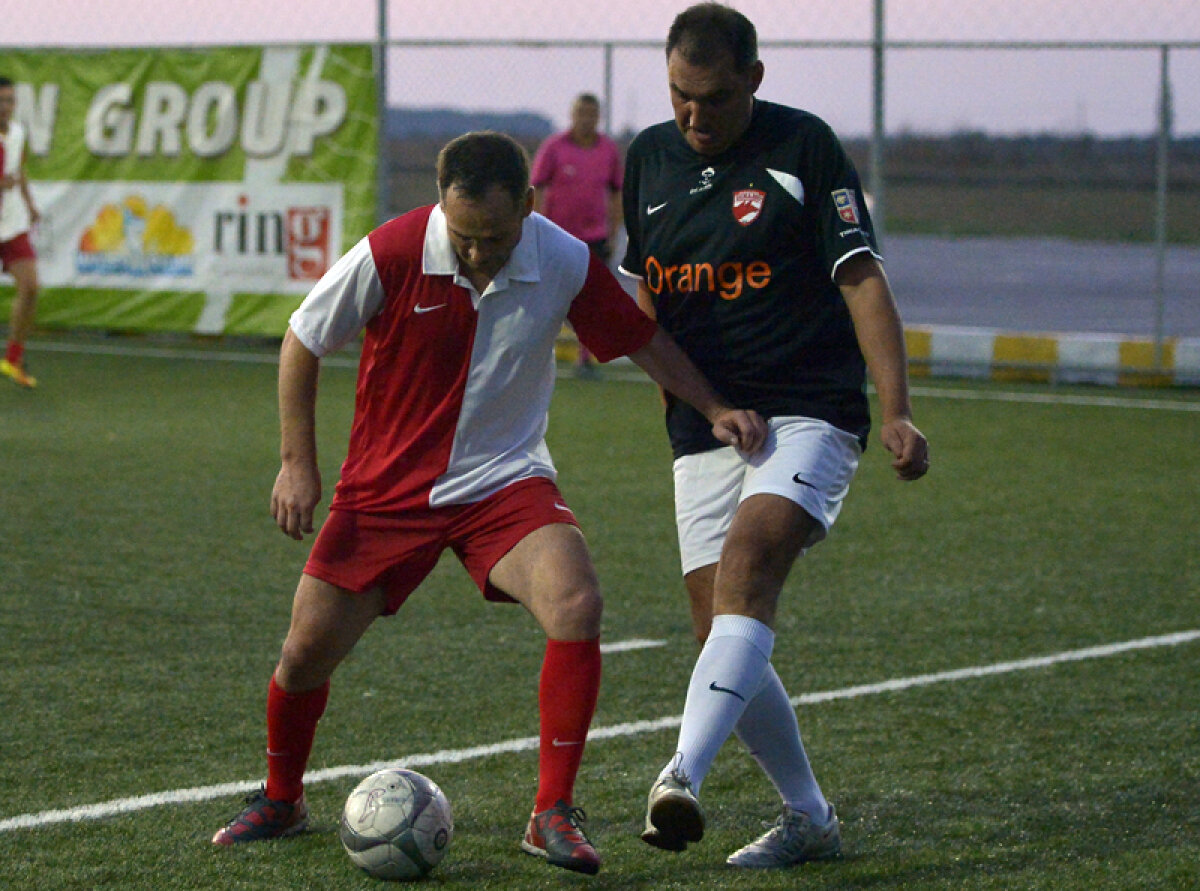 FOTO Golgeterul cu numărul 9 » Dinamovistul Negoiţă are 1-0 în faţa stelistului Becali în duelul patronilor