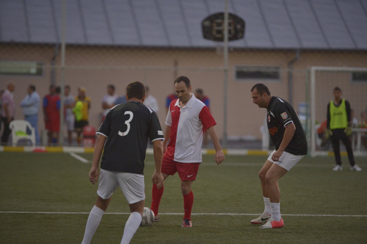 FOTO Golgeterul cu numărul 9 » Dinamovistul Negoiţă are 1-0 în faţa stelistului Becali în duelul patronilor