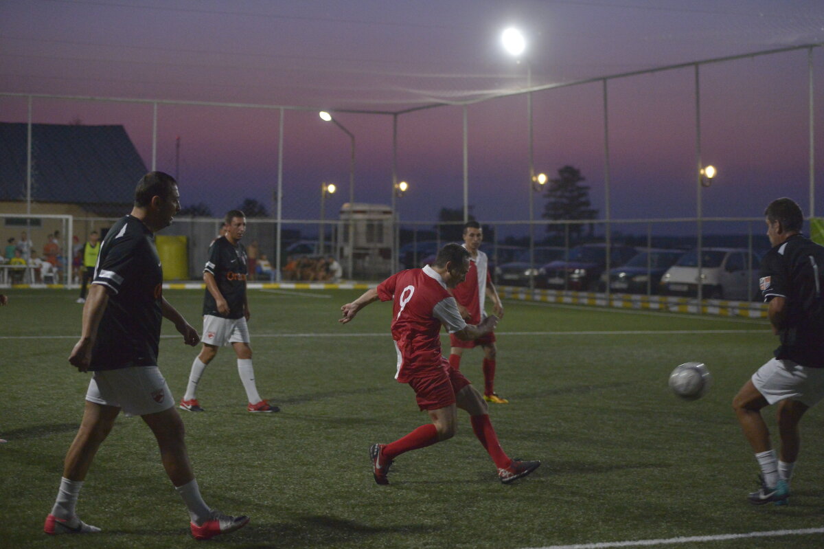 FOTO Golgeterul cu numărul 9 » Dinamovistul Negoiţă are 1-0 în faţa stelistului Becali în duelul patronilor