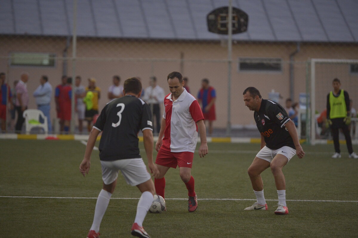 FOTO Golgeterul cu numărul 9 » Dinamovistul Negoiţă are 1-0 în faţa stelistului Becali în duelul patronilor