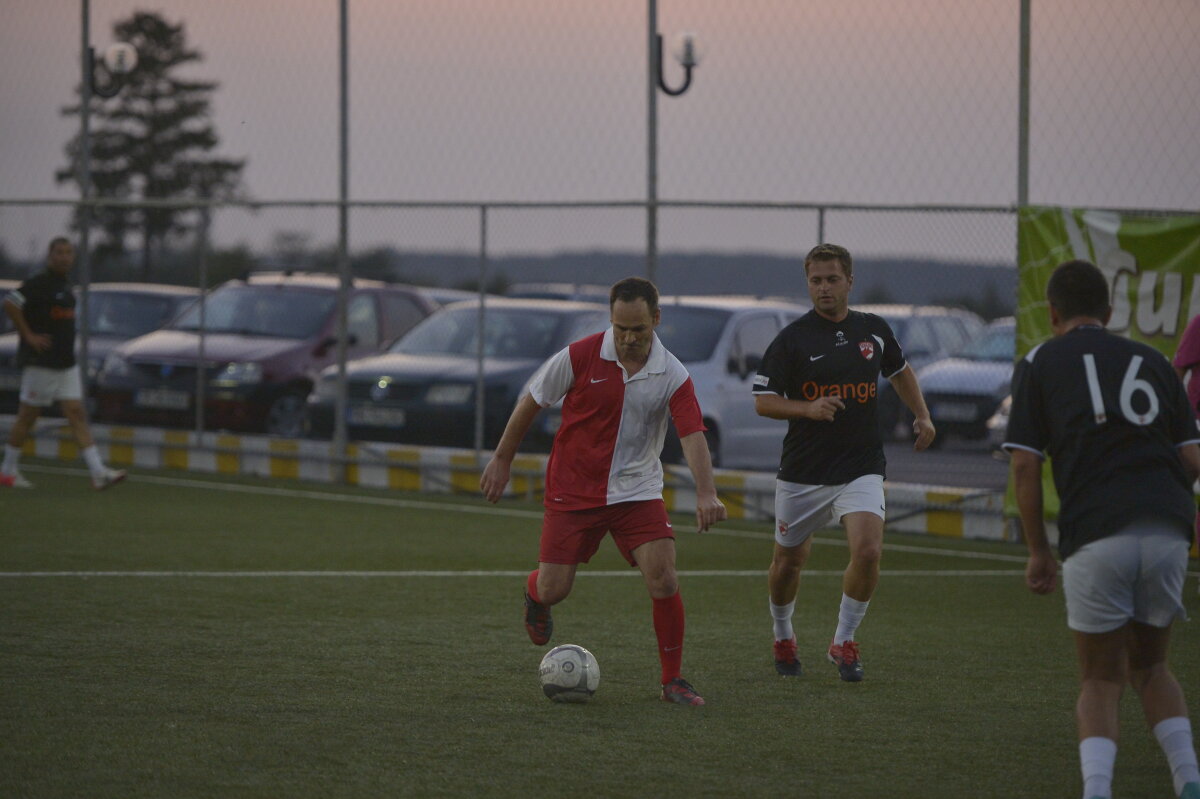 FOTO Golgeterul cu numărul 9 » Dinamovistul Negoiţă are 1-0 în faţa stelistului Becali în duelul patronilor