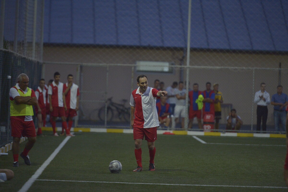 FOTO Golgeterul cu numărul 9 » Dinamovistul Negoiţă are 1-0 în faţa stelistului Becali în duelul patronilor