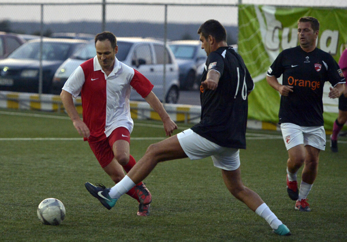 FOTO Golgeterul cu numărul 9 » Dinamovistul Negoiţă are 1-0 în faţa stelistului Becali în duelul patronilor