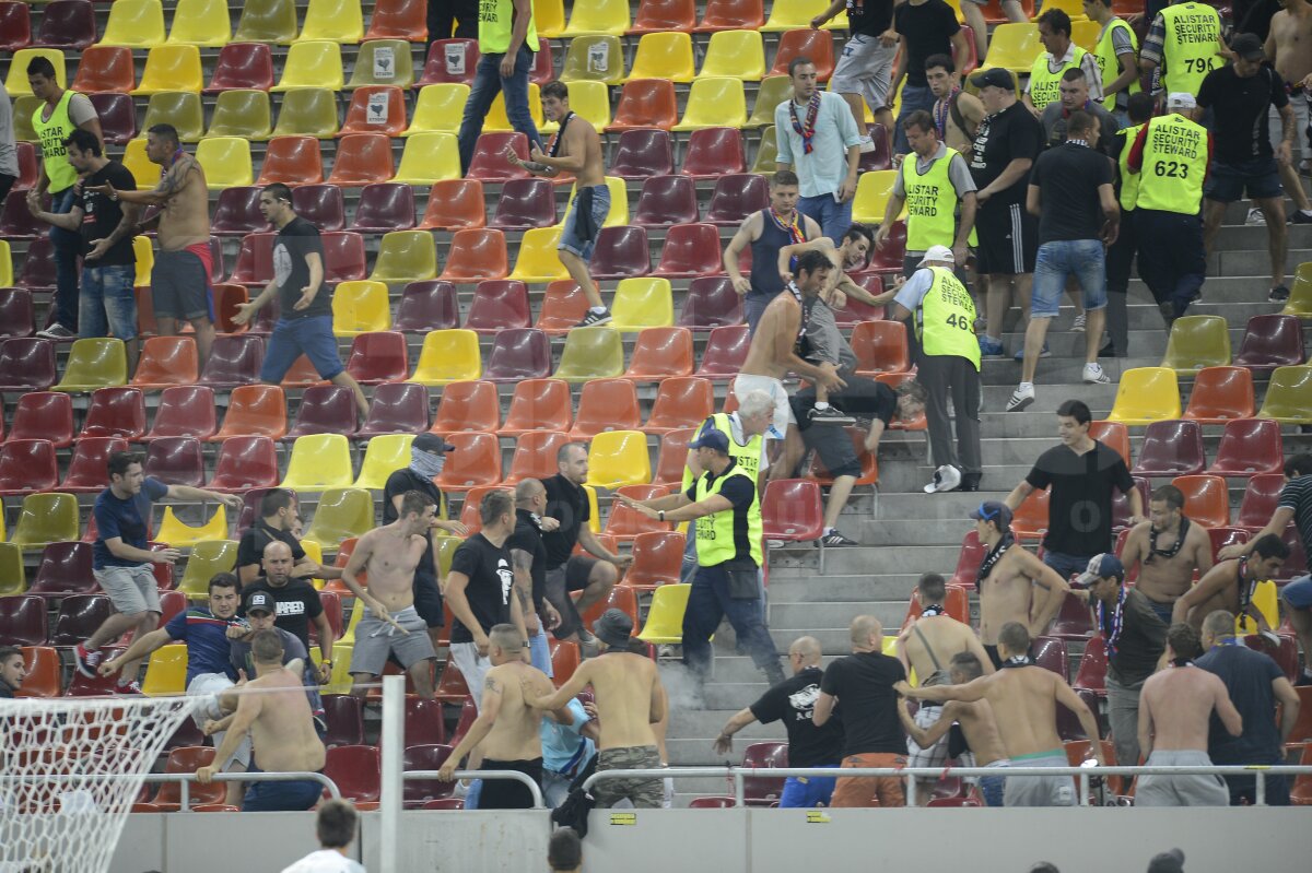 FOTO Au zburat scaunele pe Naţional Arena! » Haos în peluză: ultraşii s-au luat la bătaie!