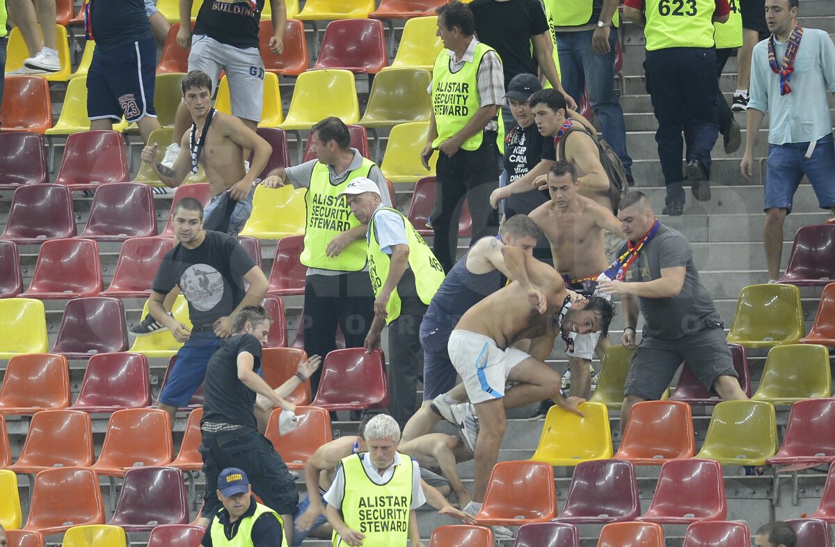 FOTO Au zburat scaunele pe Naţional Arena! » Haos în peluză: ultraşii s-au luat la bătaie!