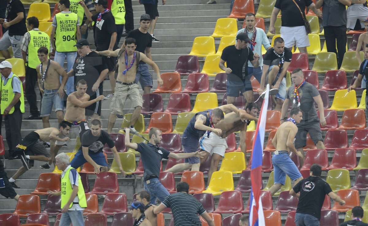 FOTO Au zburat scaunele pe Naţional Arena! » Haos în peluză: ultraşii s-au luat la bătaie!