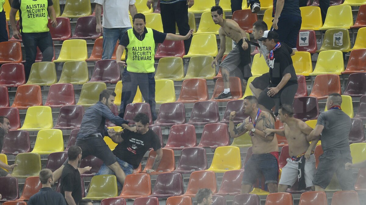 FOTO Au zburat scaunele pe Naţional Arena! » Haos în peluză: ultraşii s-au luat la bătaie!