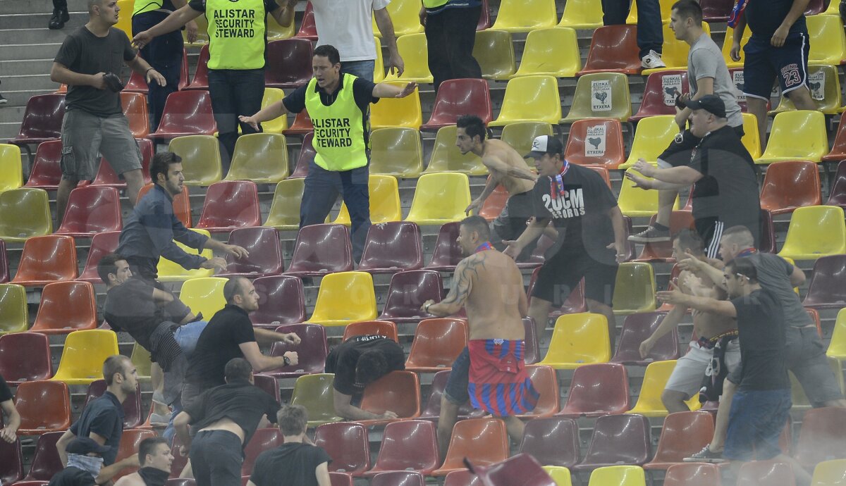 FOTO Au zburat scaunele pe Naţional Arena! » Haos în peluză: ultraşii s-au luat la bătaie!