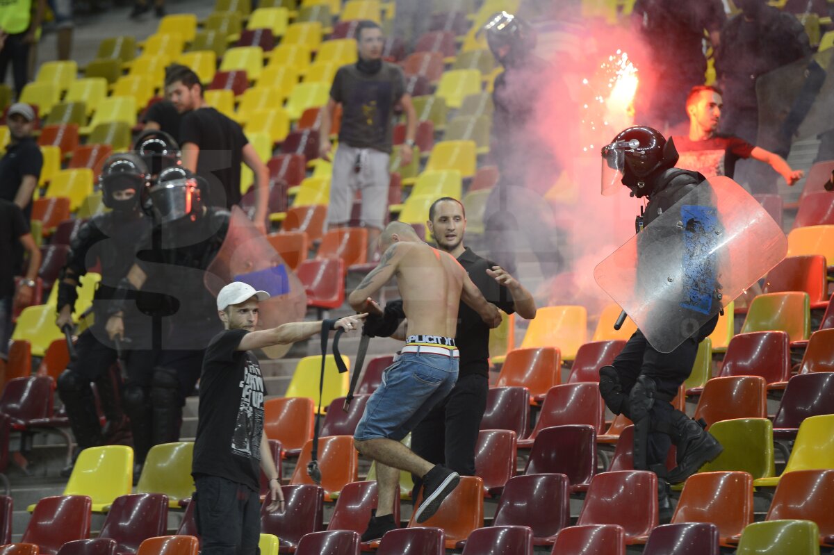 FOTO Au zburat scaunele pe Naţional Arena! » Haos în peluză: ultraşii s-au luat la bătaie!