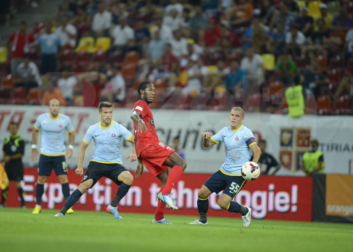 FOTO şi VIDEO Dinamo - Steaua 1-2 » Roş-albaştrii cîştigă la limită şi egalează marea rivală la victorii