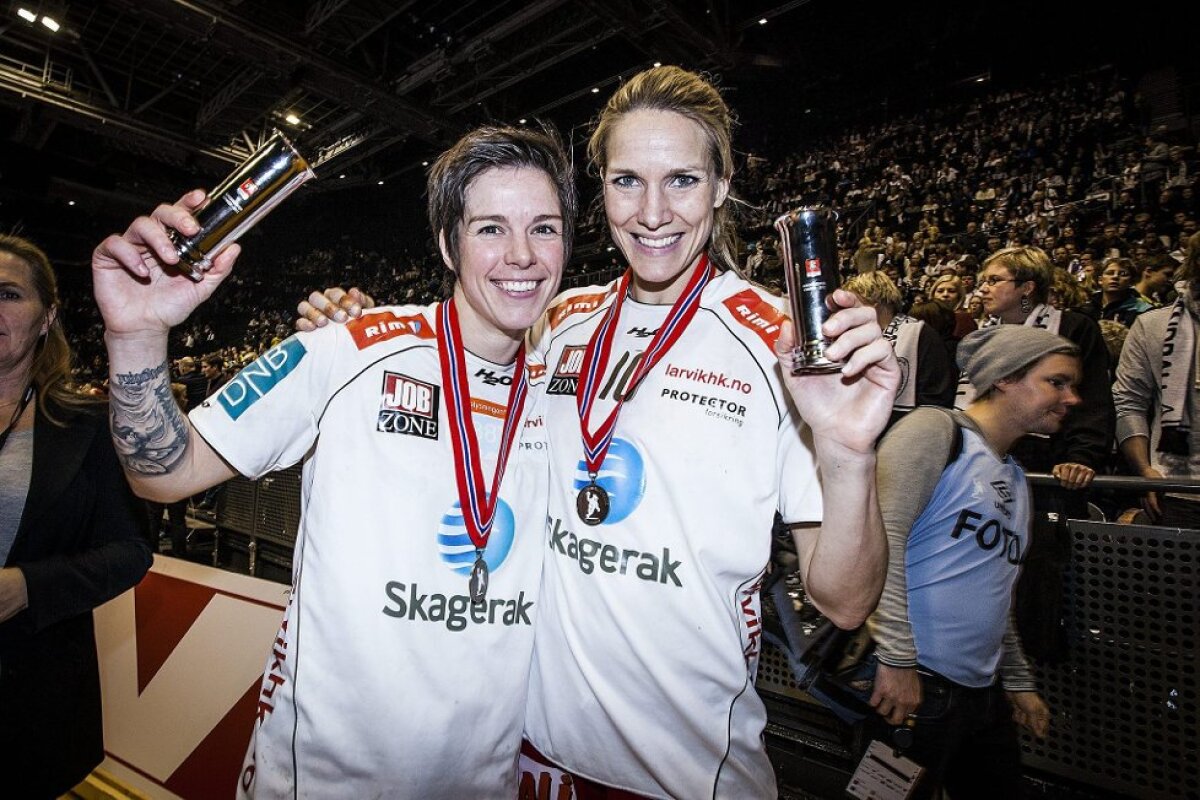 FOTO Nuntă pe bicicletă » Unul dintre cele mai cunoscute cupluri de lesbiene şi-au oficializat relaţia