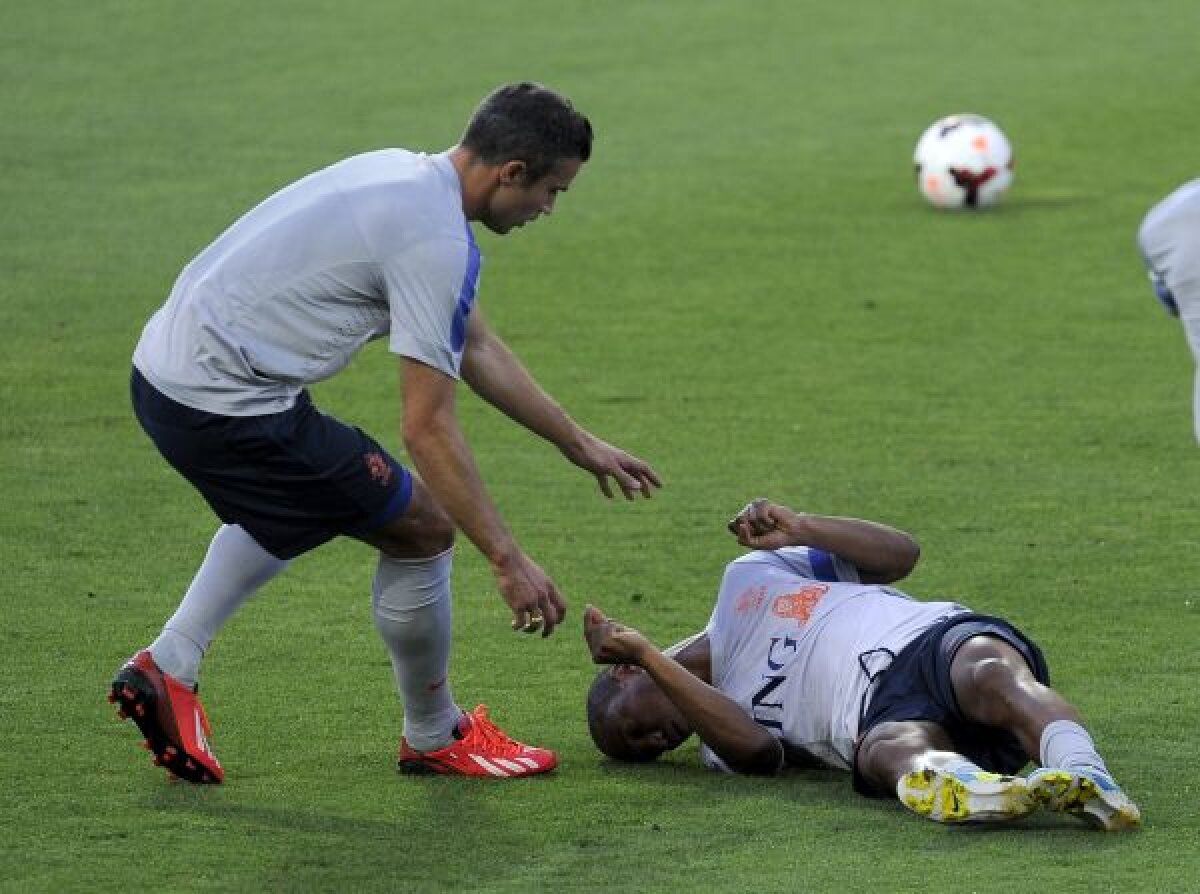 Trăieşte! » De Guzman şi Kuyt s-au ciocnit cap în cap la antrenament. Primul a fost transportat de urgenţă la spital!