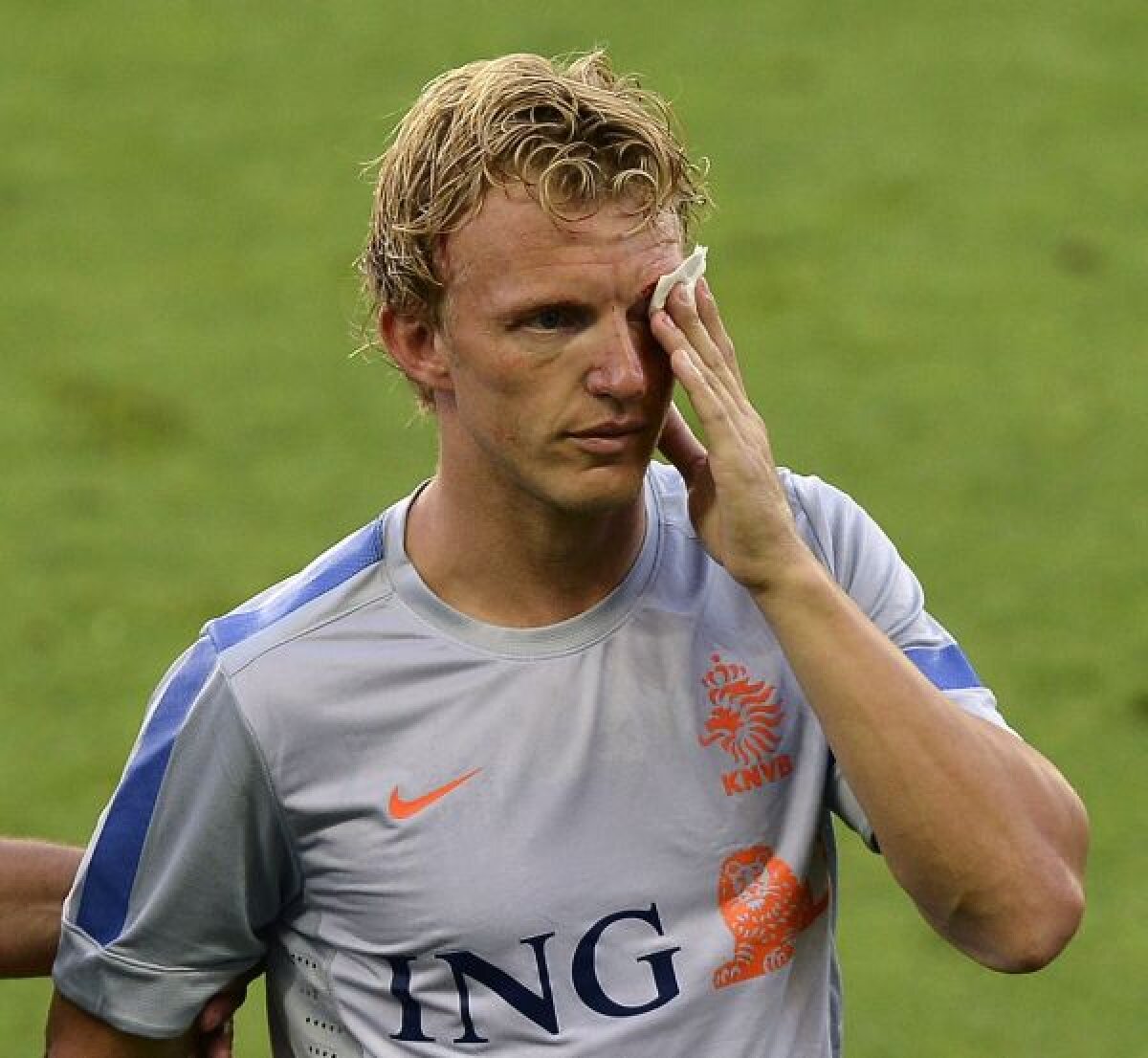 Trăieşte! » De Guzman şi Kuyt s-au ciocnit cap în cap la antrenament. Primul a fost transportat de urgenţă la spital!