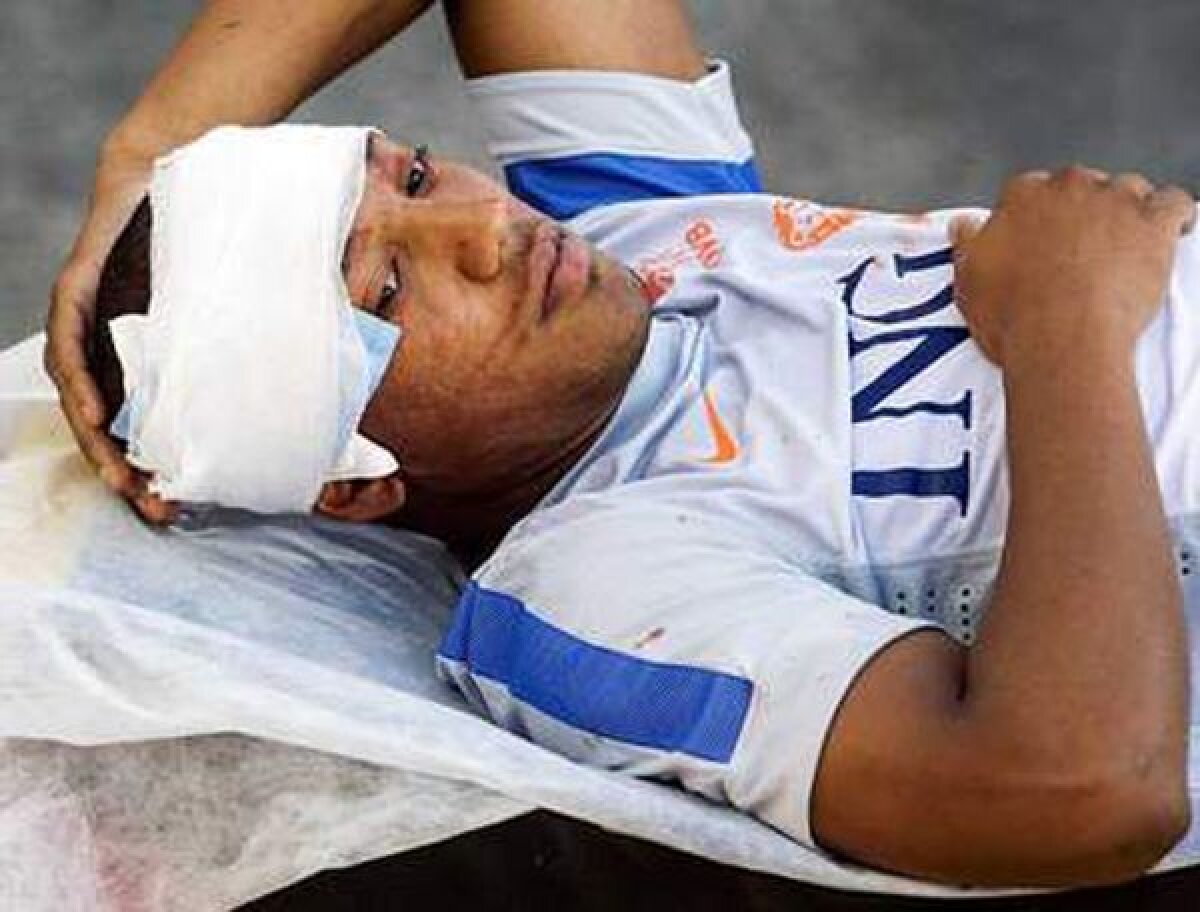 Trăieşte! » De Guzman şi Kuyt s-au ciocnit cap în cap la antrenament. Primul a fost transportat de urgenţă la spital!