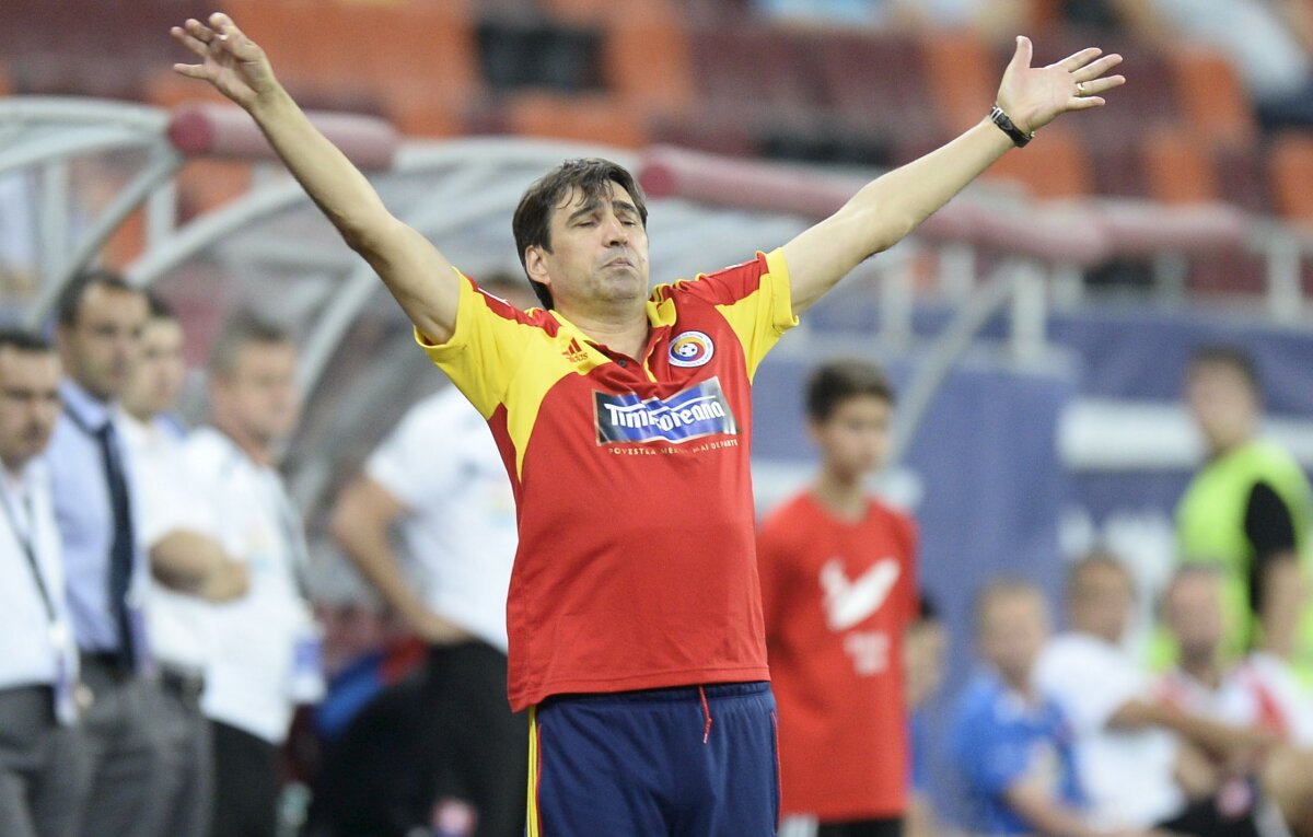 Momente vesele şi amare cu Victor Piţurcă în timpul partidei cu Slovacia: "Gicule! Băi Gicule! Nu înţelege! :)"