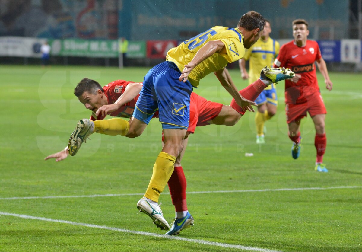 VIDEO+FOTO Se încheie era Mulţescu? » Dinamo a obţinut doar o remiză, 1-1, în faţa Coronei Braşov