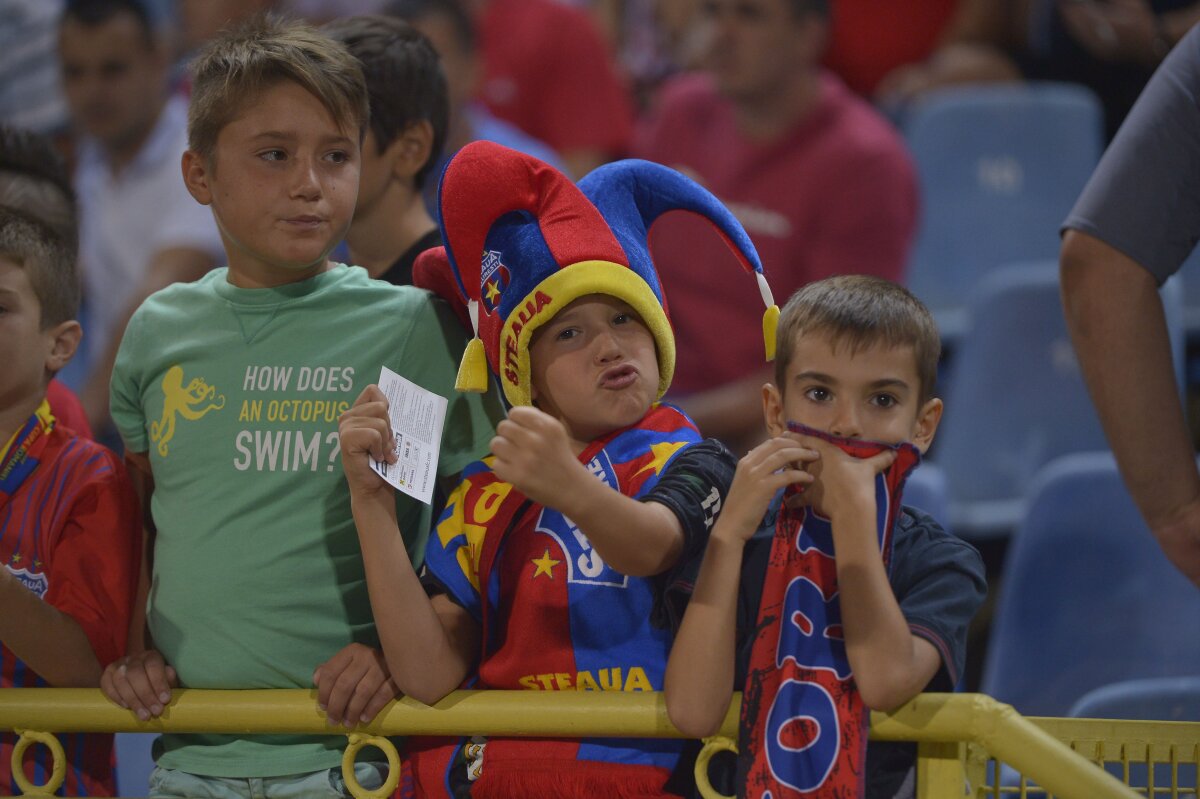 FOTO Ghencea copiilor » Juniorii au luat cu asalt templul Stelei la meciul cu CFR Cluj