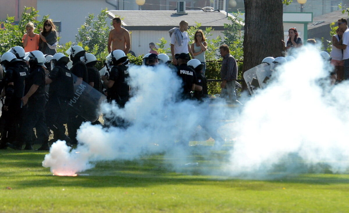 FOTO Atenţie, sînt răi! » Ultraşii polonezi şi-au făcut de cap în Polonia înainte de a veni la Bucureşti