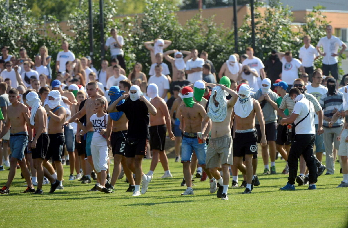 FOTO Atenţie, sînt răi! » Ultraşii polonezi şi-au făcut de cap în Polonia înainte de a veni la Bucureşti
