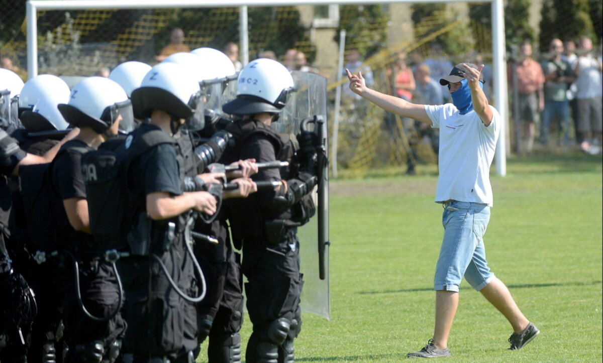 FOTO Atenţie, sînt răi! » Ultraşii polonezi şi-au făcut de cap în Polonia înainte de a veni la Bucureşti