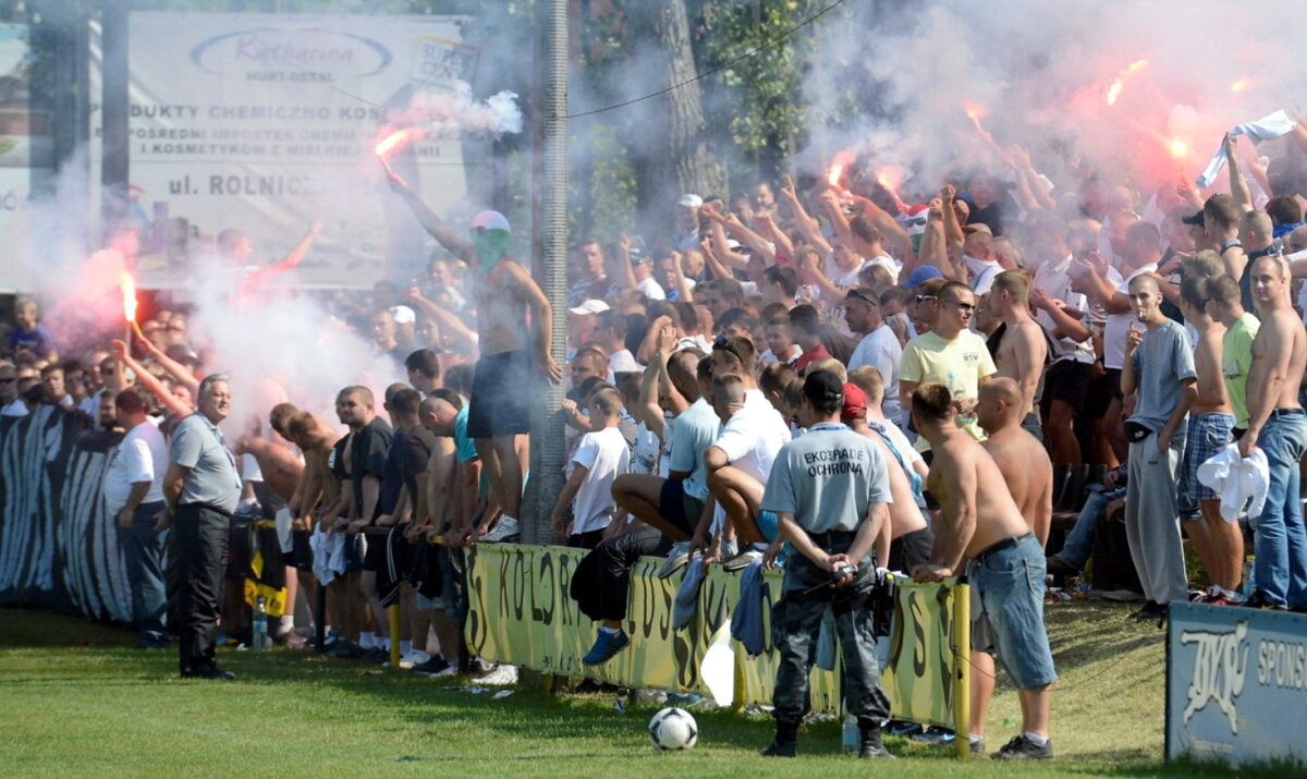 FOTO Atenţie, sînt răi! » Ultraşii polonezi şi-au făcut de cap în Polonia înainte de a veni la Bucureşti