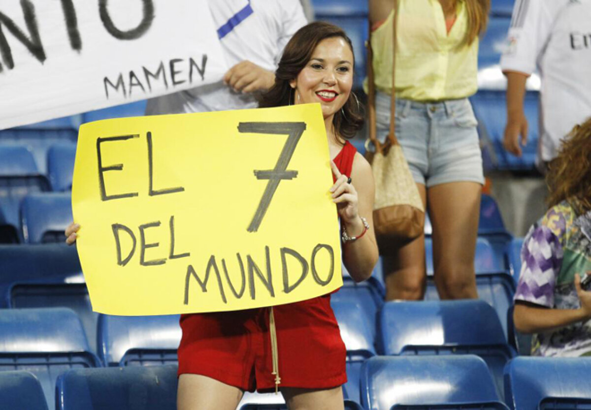 VIDEO şi FOTO Meci emoţionant pe Bernabeu, omagiu unei legende » Raul şi-a luat adio de la Real Madrid cu gol şi în lacrimi