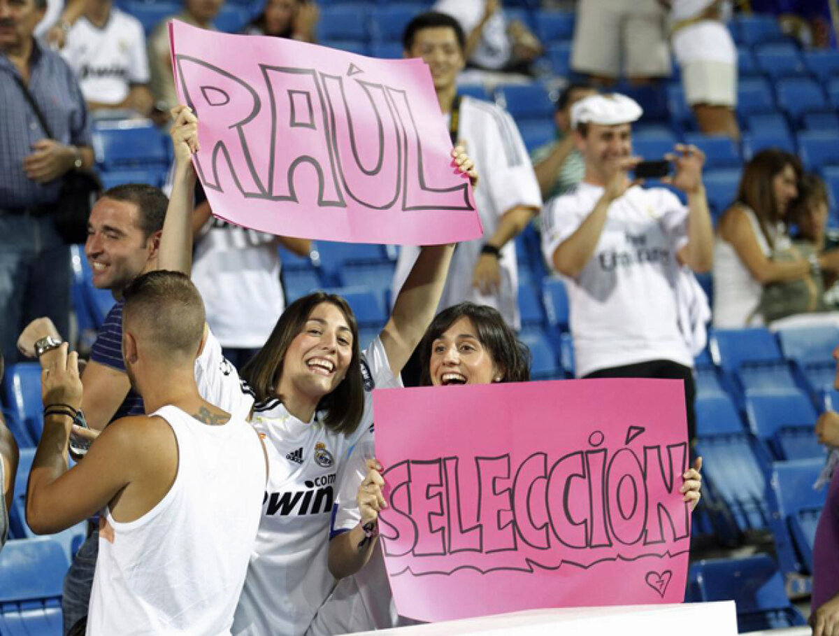 VIDEO şi FOTO Meci emoţionant pe Bernabeu, omagiu unei legende » Raul şi-a luat adio de la Real Madrid cu gol şi în lacrimi