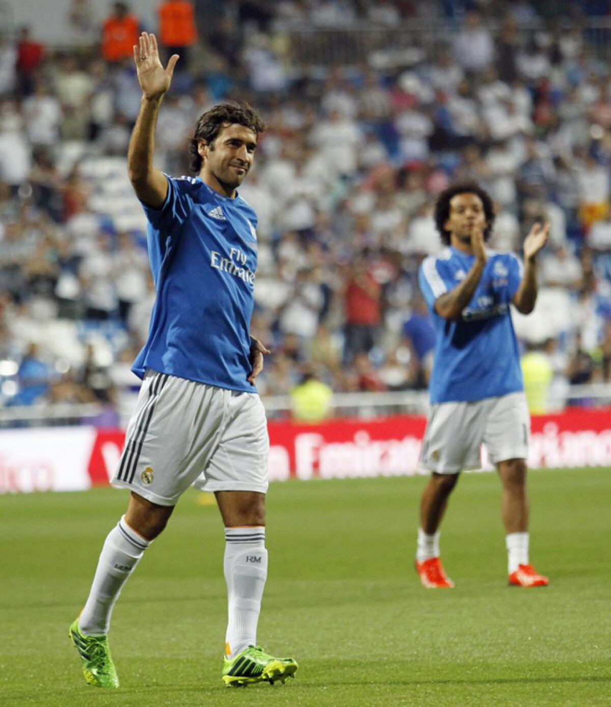 VIDEO şi FOTO Meci emoţionant pe Bernabeu, omagiu unei legende » Raul şi-a luat adio de la Real Madrid cu gol şi în lacrimi