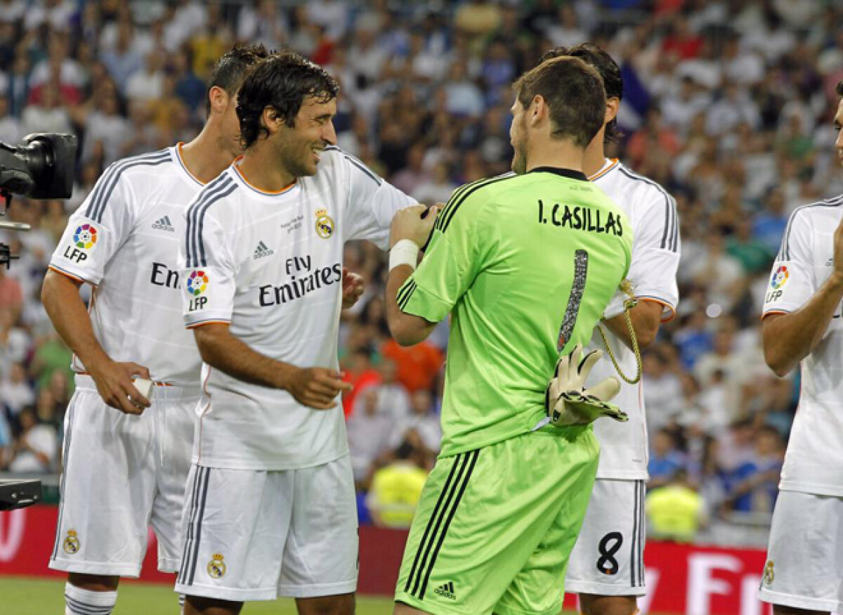 VIDEO şi FOTO Meci emoţionant pe Bernabeu, omagiu unei legende » Raul şi-a luat adio de la Real Madrid cu gol şi în lacrimi