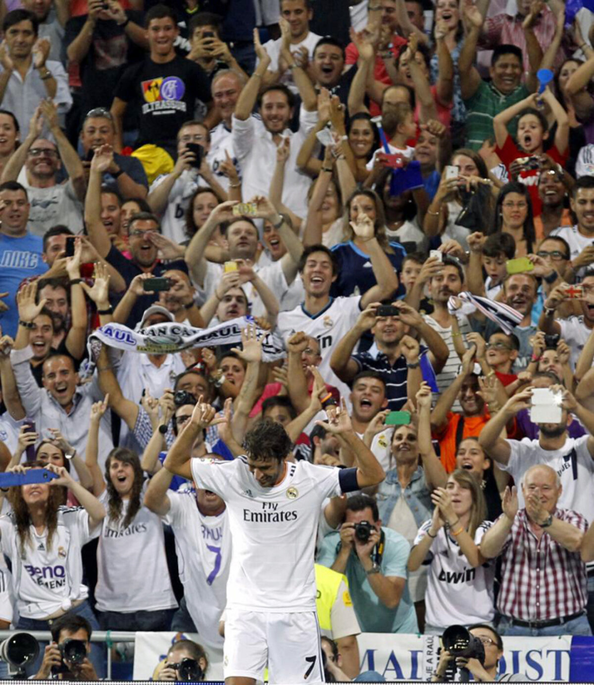 VIDEO şi FOTO Meci emoţionant pe Bernabeu, omagiu unei legende » Raul şi-a luat adio de la Real Madrid cu gol şi în lacrimi