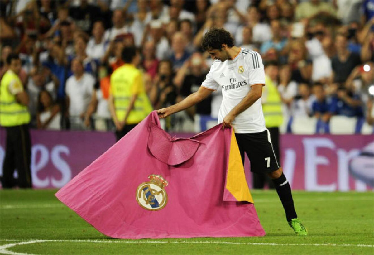 VIDEO şi FOTO Meci emoţionant pe Bernabeu, omagiu unei legende » Raul şi-a luat adio de la Real Madrid cu gol şi în lacrimi
