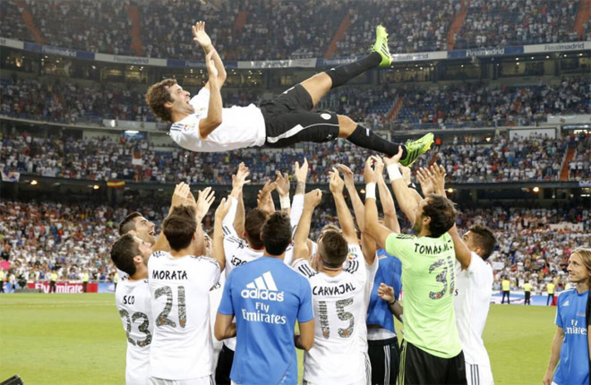 VIDEO şi FOTO Meci emoţionant pe Bernabeu, omagiu unei legende » Raul şi-a luat adio de la Real Madrid cu gol şi în lacrimi