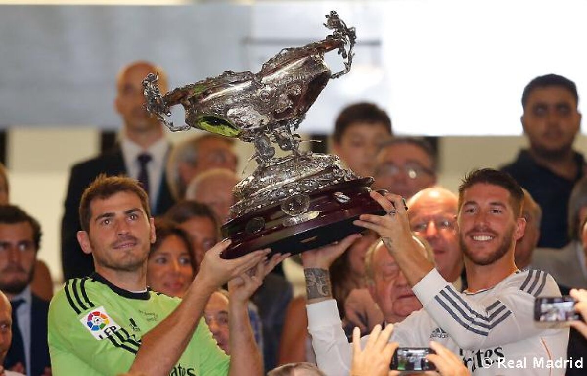 VIDEO şi FOTO Meci emoţionant pe Bernabeu, omagiu unei legende » Raul şi-a luat adio de la Real Madrid cu gol şi în lacrimi