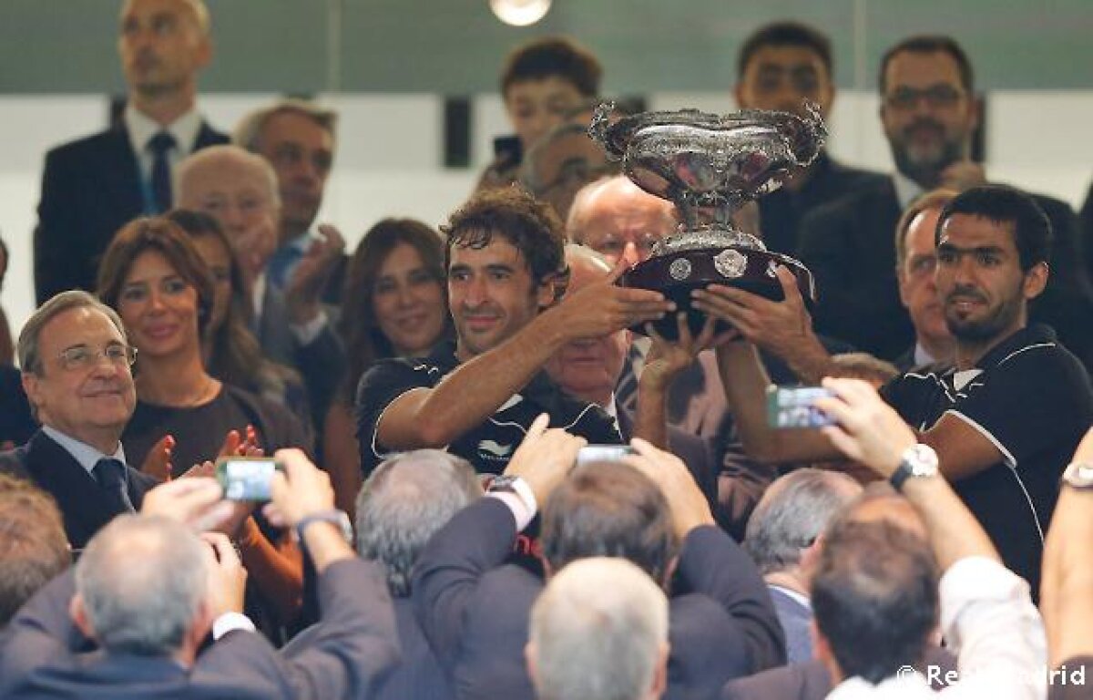 VIDEO şi FOTO Meci emoţionant pe Bernabeu, omagiu unei legende » Raul şi-a luat adio de la Real Madrid cu gol şi în lacrimi