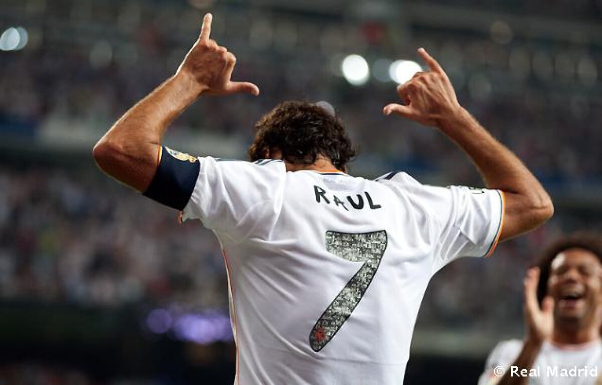 VIDEO şi FOTO Meci emoţionant pe Bernabeu, omagiu unei legende » Raul şi-a luat adio de la Real Madrid cu gol şi în lacrimi