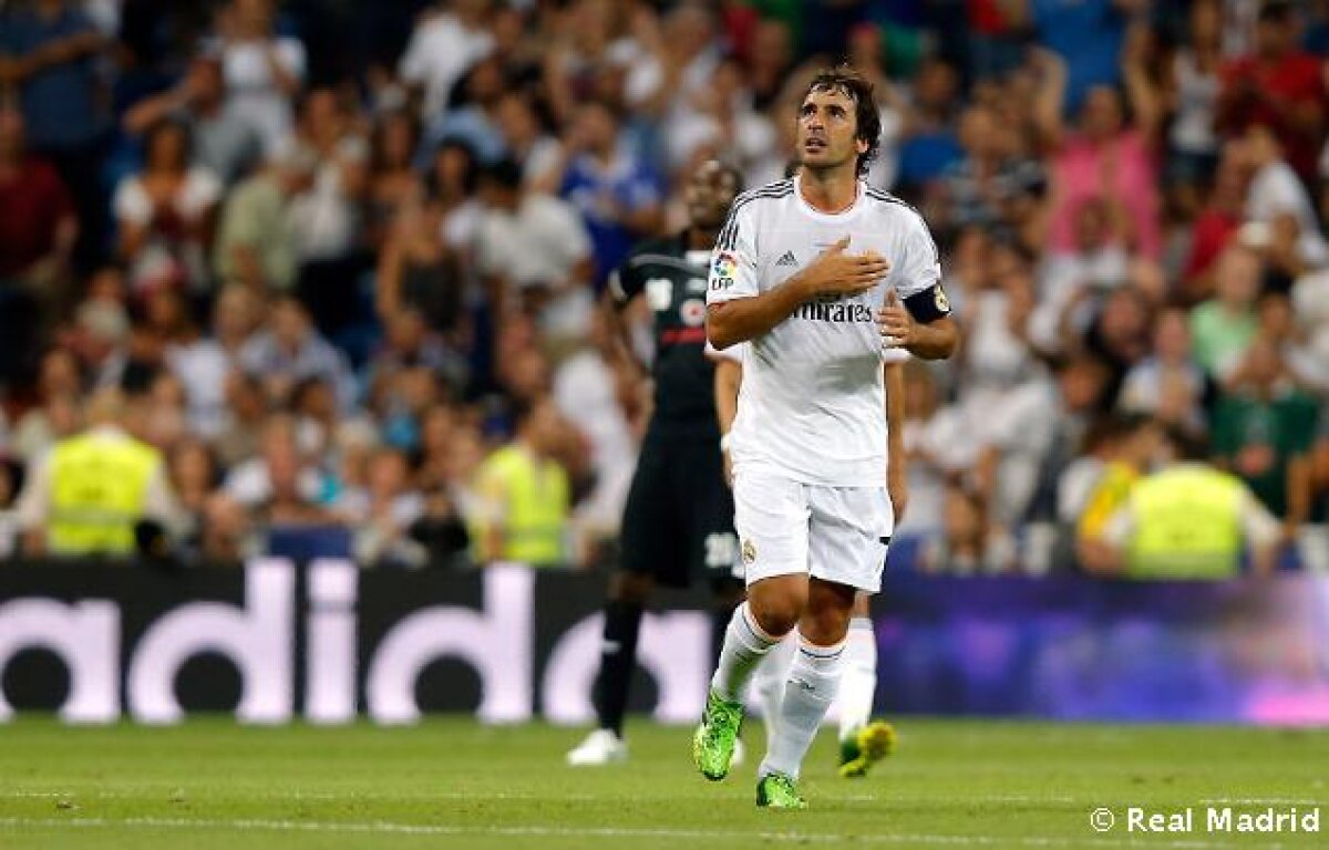 VIDEO şi FOTO Meci emoţionant pe Bernabeu, omagiu unei legende » Raul şi-a luat adio de la Real Madrid cu gol şi în lacrimi