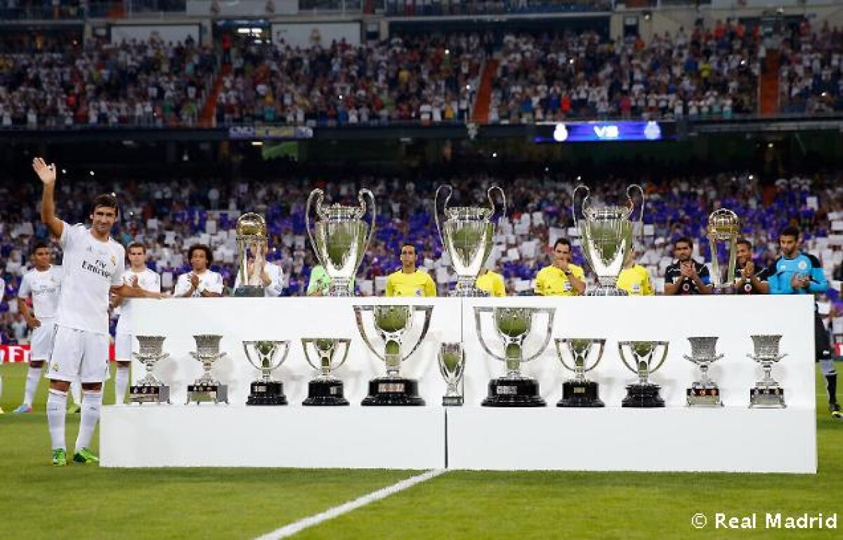 VIDEO şi FOTO Meci emoţionant pe Bernabeu, omagiu unei legende » Raul şi-a luat adio de la Real Madrid cu gol şi în lacrimi