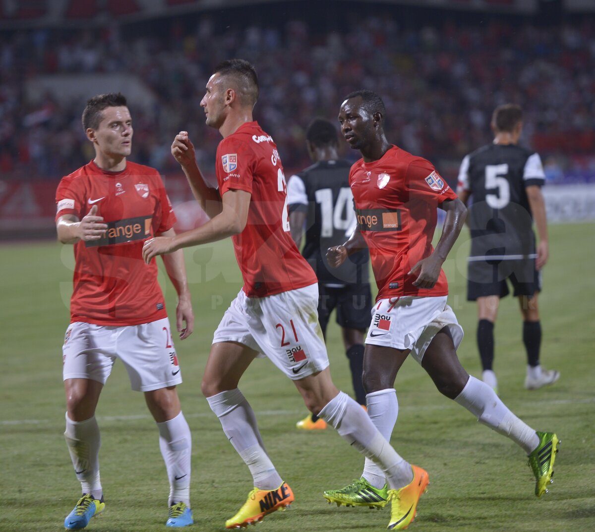 FOTO şi VIDEO Dinamo - U Cluj 6-0 » Game, set şi meci în "Ştefan cel Mare"
