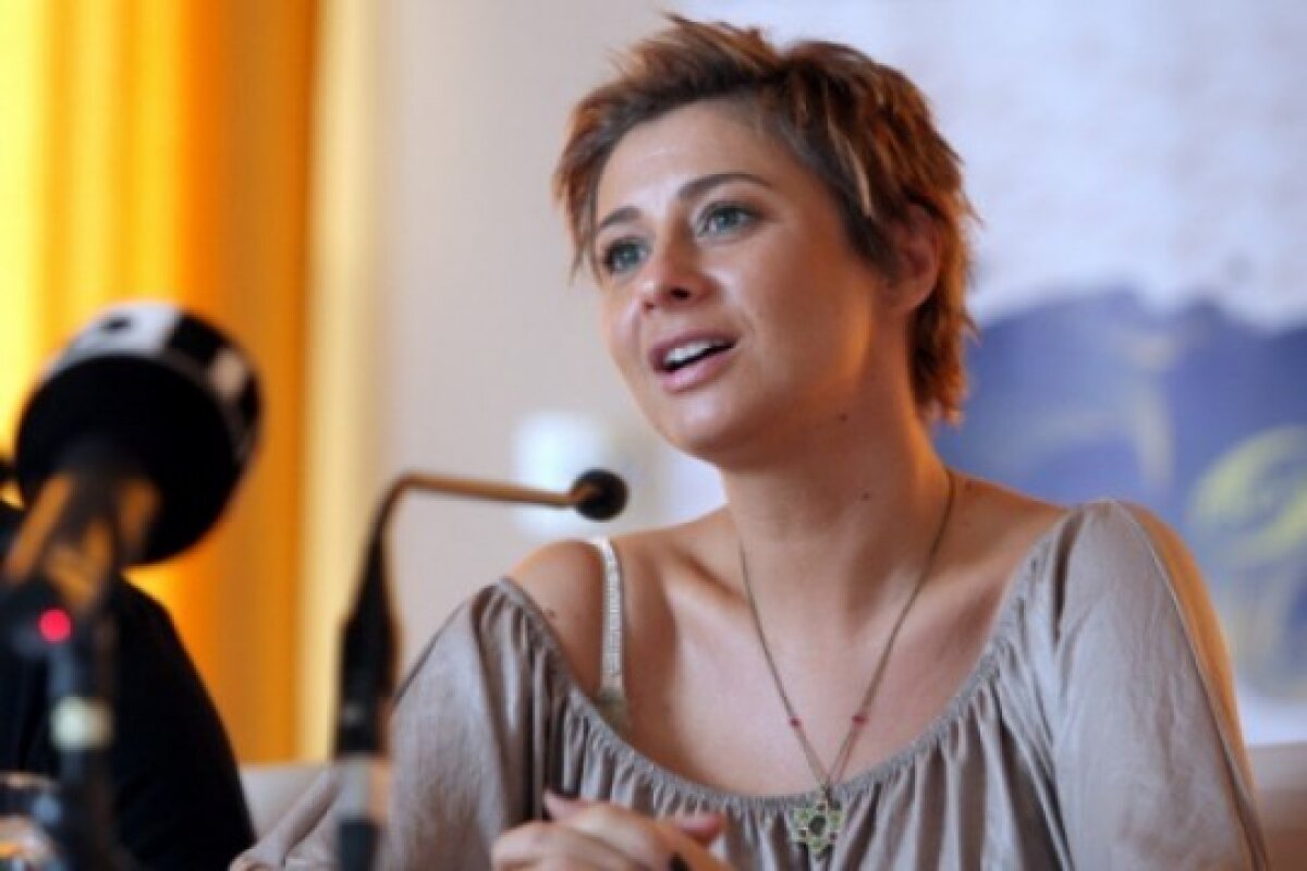 FOTO Aşa e prezentată Steaua în Polonia! » "Poţi spune că Anamaria e mai cunoscută decît soţul ei, antrenorul celei mai importante echipe din România"