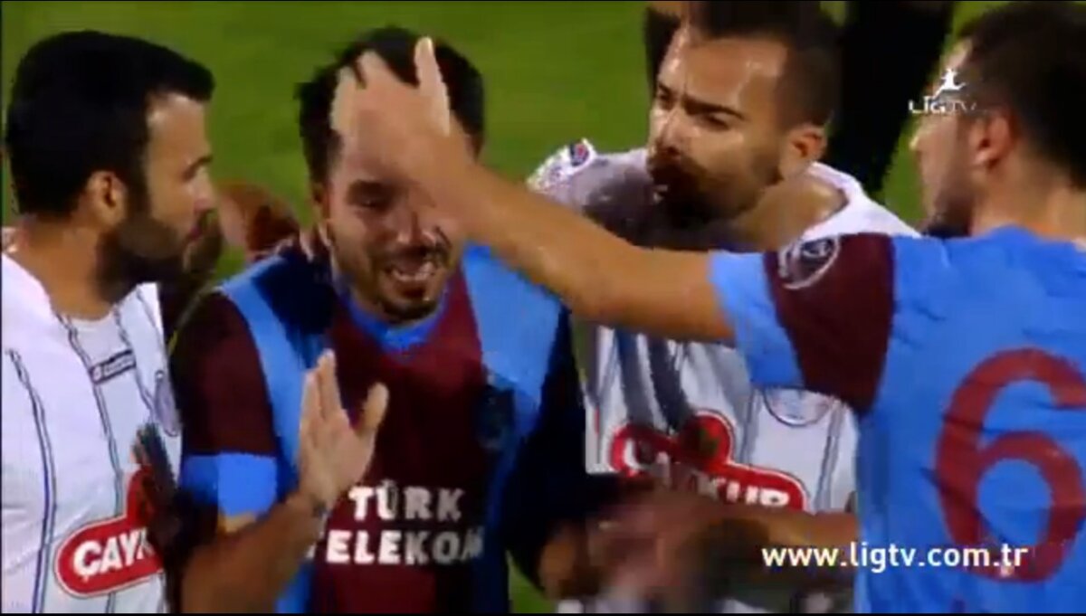 VIDEO Dat afară de fani! » Insultat de fani, Volkan Şen a ieşit plîngînd de pe teren şi a rupt contractul cu Trabzon