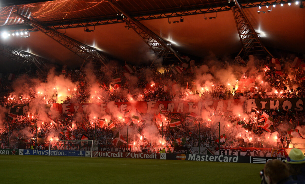 FOTO Singuri în mijlocul decibelilor » UEFA a fost ironizată printr-o coregrafie de zile mari la Varşovia