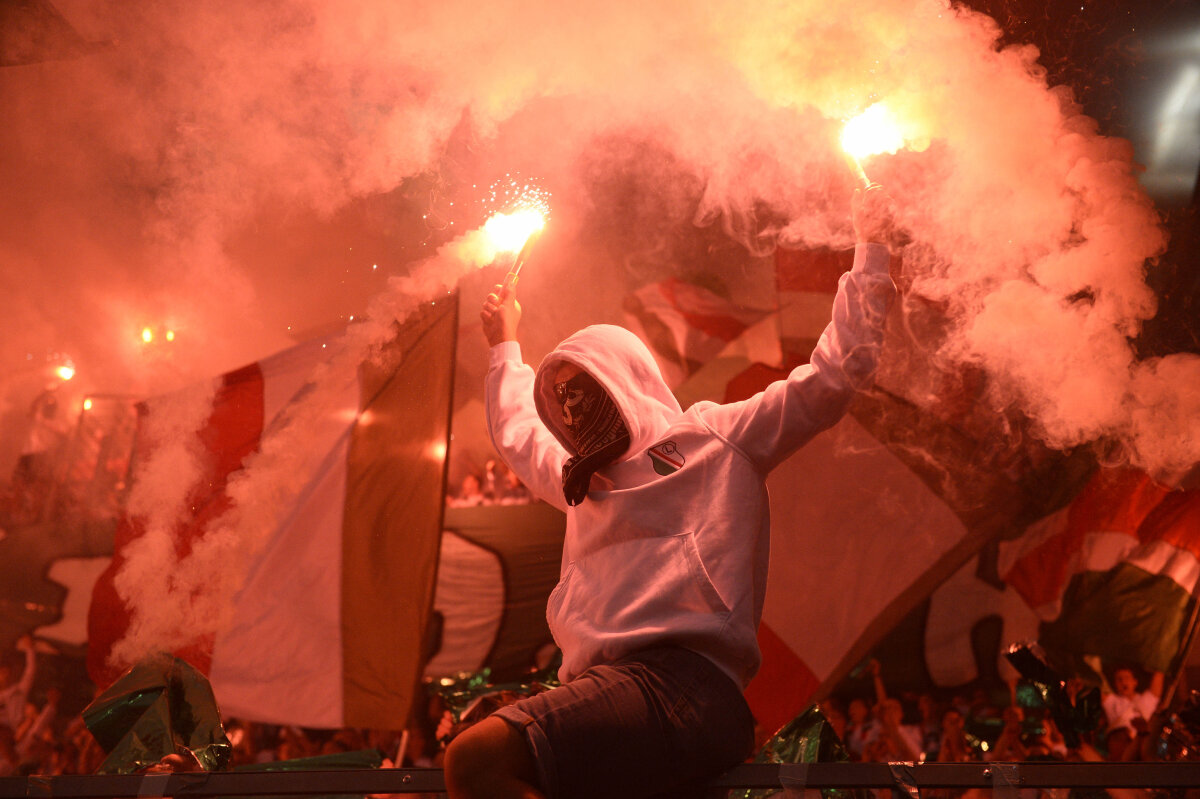 FOTO Singuri în mijlocul decibelilor » UEFA a fost ironizată printr-o coregrafie de zile mari la Varşovia
